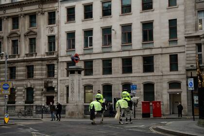 Policías patrullan las calles en el distrito financiero de Londres
