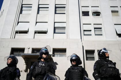 Policías permanecen apostados frente al Ministerio de Salud (Foto AP/Natacha Pisarenko)