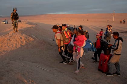Policías peruanos montan guardia para evitar el paso de inmigrantes indocumentados desde el lado chileno, en Arica