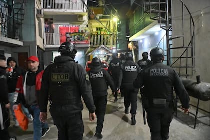 Policías porteños recorrieron los pasillos de la villa 31