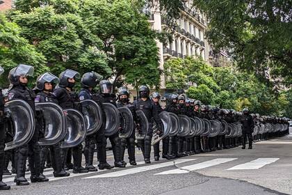 Policías protegen la sede del Ministerio de Turismo y Deportes; los asistentes se quejaron de un operativo de seguridad al que creyeron excesivo.