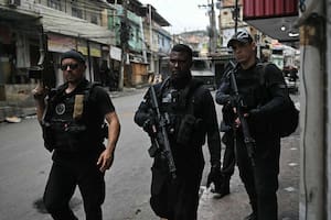 Policías que participan en la Operación Contención salen de la favela Vila Cruzeiro, en el complejo Penha, Río de Janeiro