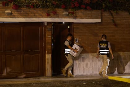 Policías retiran material tras el allanamiento de la casa de Boluarte, durante el fin de semana, por el escándalo del Rolexgate 