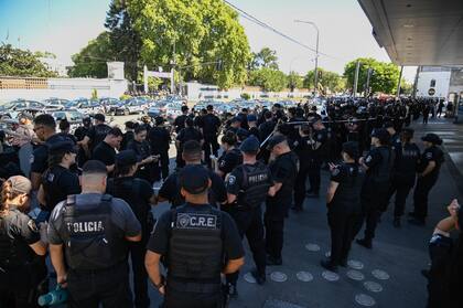 Policías santafesinos reclaman aumento de salario y mejores condiciones laborales