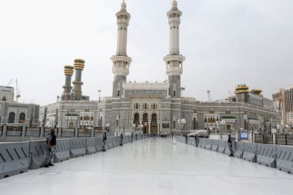Policías sauditas hacen guardia en la puerta de Abdulazziz que conduce a la Kaaba, el santuario más sagrado del Islam en la Gran Mezquita de la ciudad sagrada de La Meca