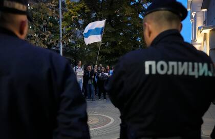 Policías serbios custodian este lunes la embajada rusa en Belgrado durante una protesta por el masivo bombardeo ruso contra Ucrania