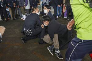El primer ministro de Japón fue evacuado tras una fuerte explosión durante un acto