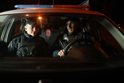 Policías ucranianos patrullan las calles de Lviv, bajo sospechas de espionaje
