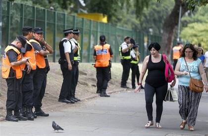 Policías vigilaban ayer la vereda de parque Rivadavia, siempre ocupada por manteros