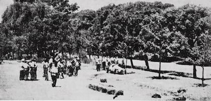 Policías y curiosos se acercan al automóvil de Jean Pierre Wimille tras el accidente que le costó la vida el 28 de enero de 1949, en Palermo