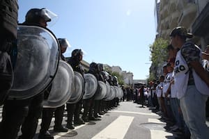 El gobierno desplegó un fuerte operativo policial que le restó concurrencia a la marcha de la izquierda