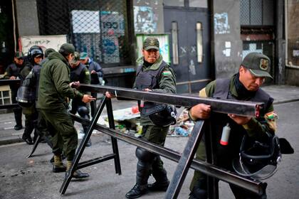 Policías y militares custodian las calles de La Paz