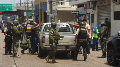 Policías y militares hacen redadas en las calles contra las bandas del crimen organizado