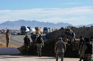Policías y militares inician despeje de rutas tomadas por protestas sindicales en Bolivia