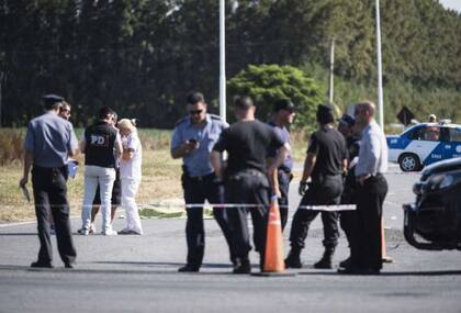 Policías y peritos criminalísticos, en el lugar donde se produjo el asesinato