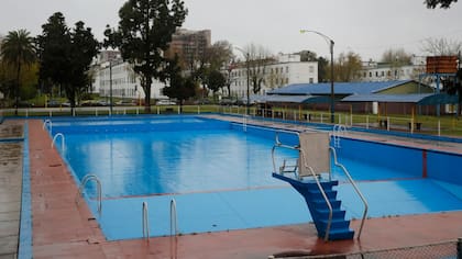 Polideportivo Dorrego. Es uno de los sitios que está en mejores condiciones; sus cuidadores hacen un gran esfuerzo para mantenerlo limpio; eso sí: la iluminación es insuficiente