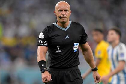 Polish referee Szymon Marciniak officiates during the Qatar 2022 World Cup round of 16 football match between Argentina and Australia at the Ahmad Bin Ali Stadium in Al-Rayyan, west of Doha on December 3, 2022. (Photo by JUAN MABROMATA / AFP)
