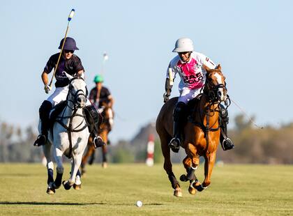 Polito Pieres ataca y supera a Rufino Bensadón; el delantero de UAE falló un penal de 30 yardas, erró un gol dado y fue derribado por un compañero, pero anotó 10 goles de los 21 del equipo.