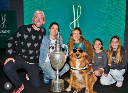 Polito Pieres y su mujer,
Victoria Aldanondo, Clara Ferraiuelo y sus hijas, Ámbar y
Lavinia Ulloa, posaron con la copa que La Hache ganó en
el Abierto de Tortugas.