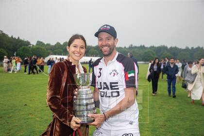 Polito posa junto a su novia desde 2019, Victoria Aldanondo. Ella es licenciada en Comunicación Social, maquilladora y hermana de Josefina, la mujer del 10 goles Juan Martín Nero.