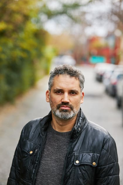 Politólogo y escritor, investiga sobre la articulación de intereses entre centrales sindicales, uniones empresarias y gobiernos en pos de políticas públicas de larga duración