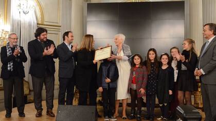 Polledo, entregó el diploma de Ciudadana Ilustre de la Ciudad de Buenos Aires.