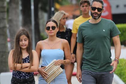 Pollo Álvarez y su esposa, Tefi Russo, encaran el mal tiempo con un paseo de compras por la calle Gorlero, en la Punta