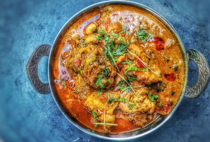 Pollo al curry, elaborado con masala, mezcla de especias para platos salados