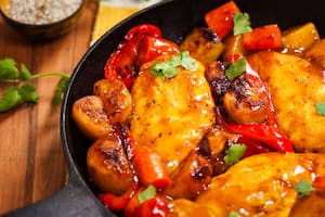 Pollo al disco con morrones y papas.