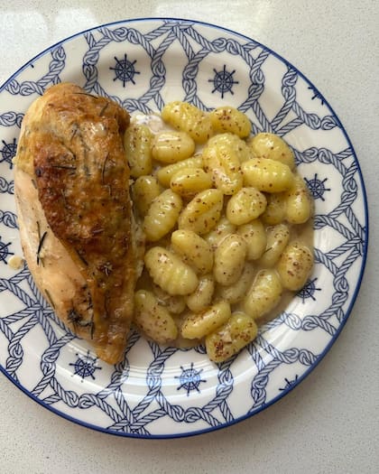 Pollo al limón con guarnición de ñoquis, una combinación improbable pero exquisita de Lambertini.