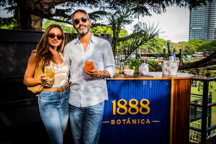 Pollo Álvarez y Tefi Russo disfrutaron de la exclusiva terraza y los cócteles botánicos de 1888.