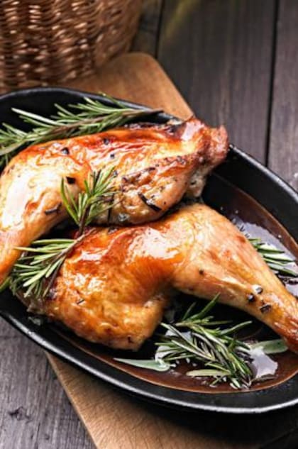 Pollo asado es una de las presentaciones más comunes con piel
Foto: iStock