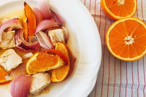 Pollo al horno con naranjas y cebolla morada