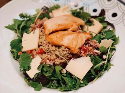 Pollo, espinaca, queso y quinoa, una opción fresca para las fiestas