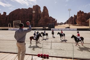 Jugar al polo en el desierto: una aventura fascinante para La Dolfina, con el fastuoso poderío árabe