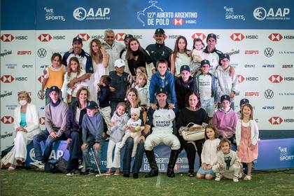Un clásico de la década de La Dolfina: el podio ganador y con las familias