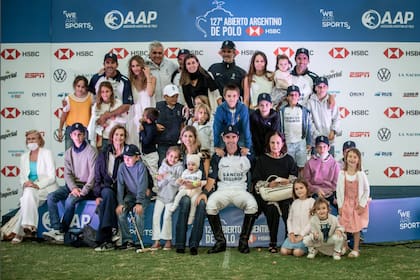 Un clásico de la década de La Dolfina: el podio ganador y con las familias