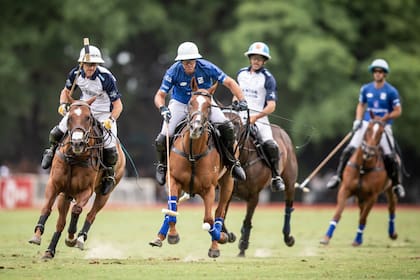 En acción en la final de Palermo 2020, persiguiendo a Gonzalito Pieres, de Ellerstina