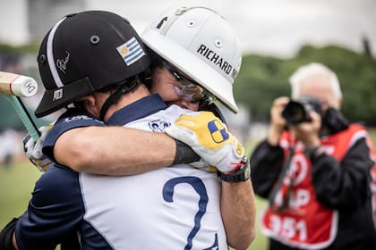 El emocionante abrazo con Pelón Stirling tras la última final