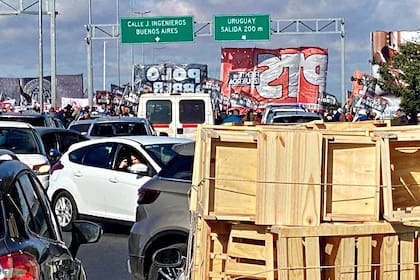 Polo Obrero y trabajadores de Fate cortaron hoy el ramal Tigre mano hacia la Capital