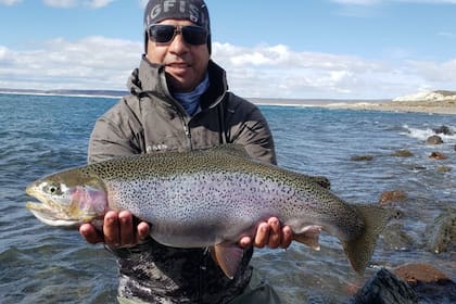 "Polo" Quinteros con una trucha arcoíris; se dedica a la pesca deportiva desde que era pequeño, pero tras su retiro del fútbol se volcó 100% a organizar viajes por el país