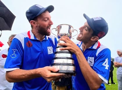 Polito Pieres y Marcos Araya, con la Queen''s Cup