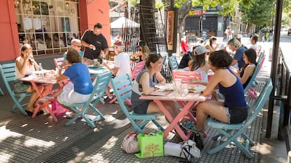 La esquina de Gurruchaga y Costa Rica es una de las más concurridas del polo gastronómico de Palermo, con una nutrida concurrencia de clientes 