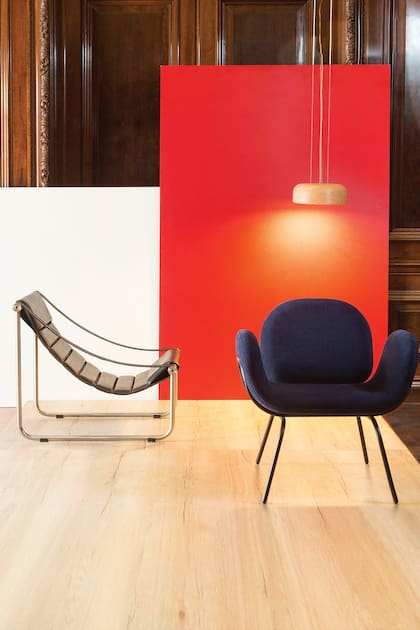 Poltrona Candy azul, de Agustín Menini y Carlo Nicola; sillón Bull (1969), Jorge Parsons, y lámpara de Magdalena Boggiano