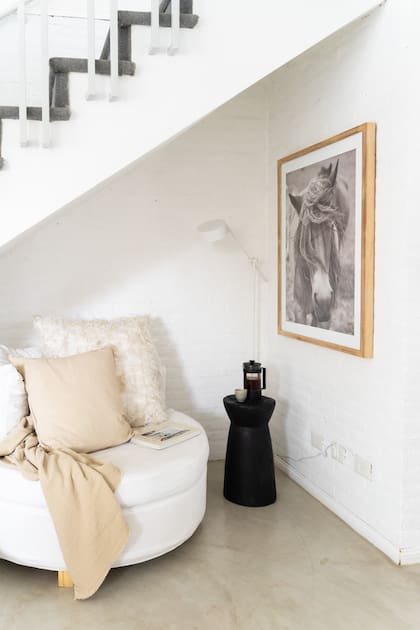 Poltrona circula, lámpara de pie y mesa de apoyo (Gloria Atelier Deco)