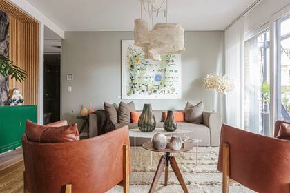 Poltronas de cuero de Garzón Maceda y lámpara colgante, todo de Quintana Casa, main sponsor del espacio. Sofá (Helmut). Alfombra (Hello Iona).