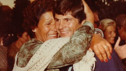 Poltronieri junto a su madre, durante el acto en el que recibió la máxima condecoración militar, en 1983