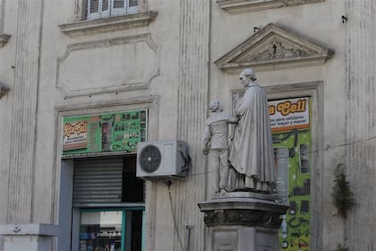 Se debe cumplir con las normas de seguridad, acústica y estética para evitar que el equipo genere molestias o comprometa la estructura.