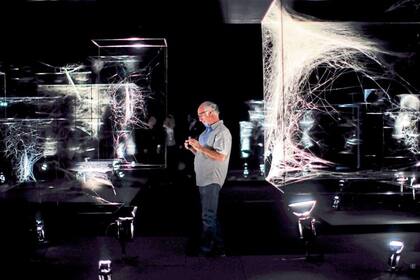 Polvo, haces de luz, telas de araña, cámaras, micrófonos y el propio público como elementos de una muestra sensorial