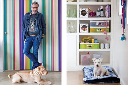 A a derecha, Poly tiene su espacio muy bien organizado en el comedor diario: mueble con juguetes, alimento, bowls y correa.